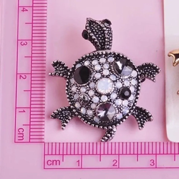 VQ Rhinestones Turtle Brooch - Picture 4 of 7